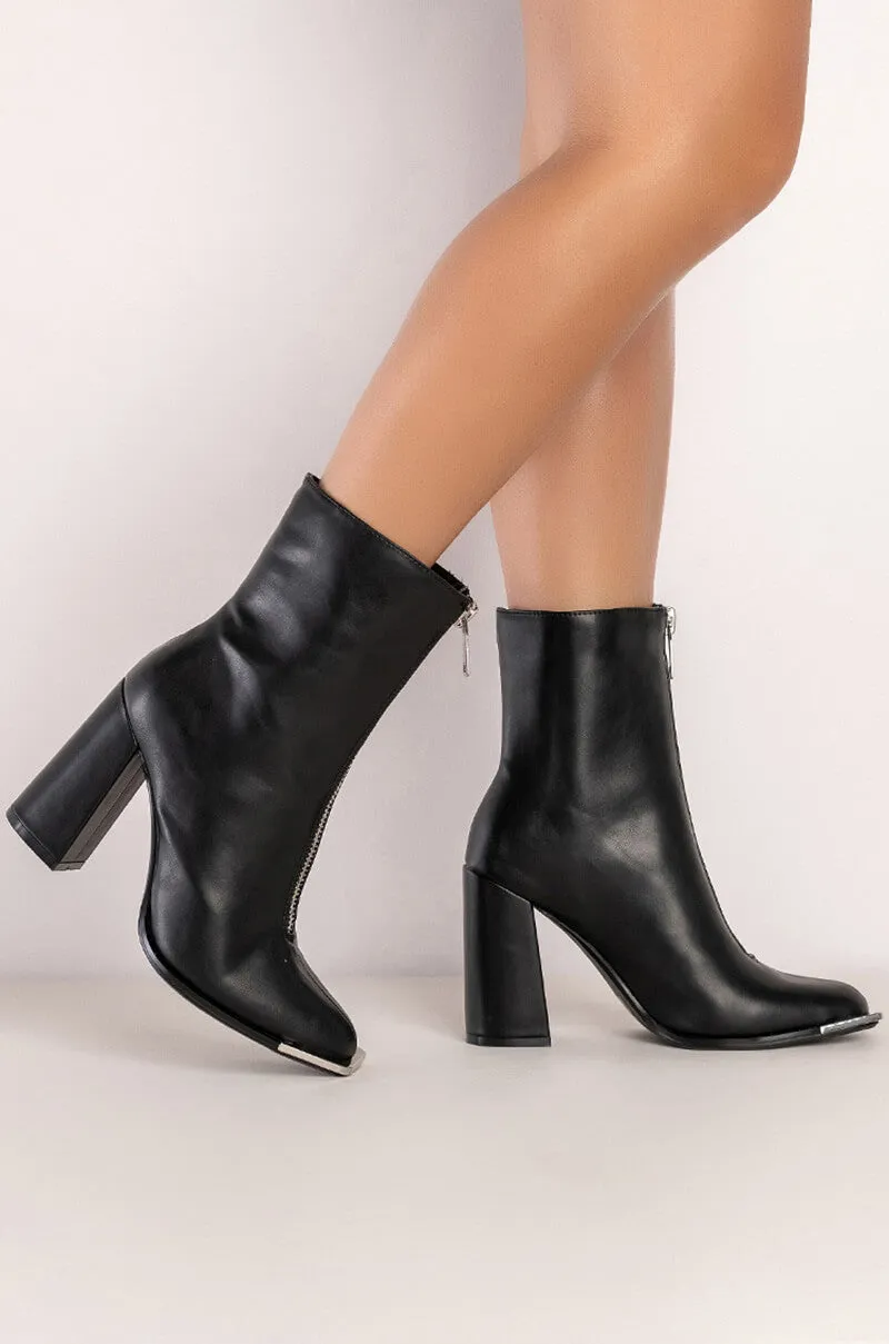 AZALEA WANG FRESCO ZIP CHUNKY BOOT IN BLACK