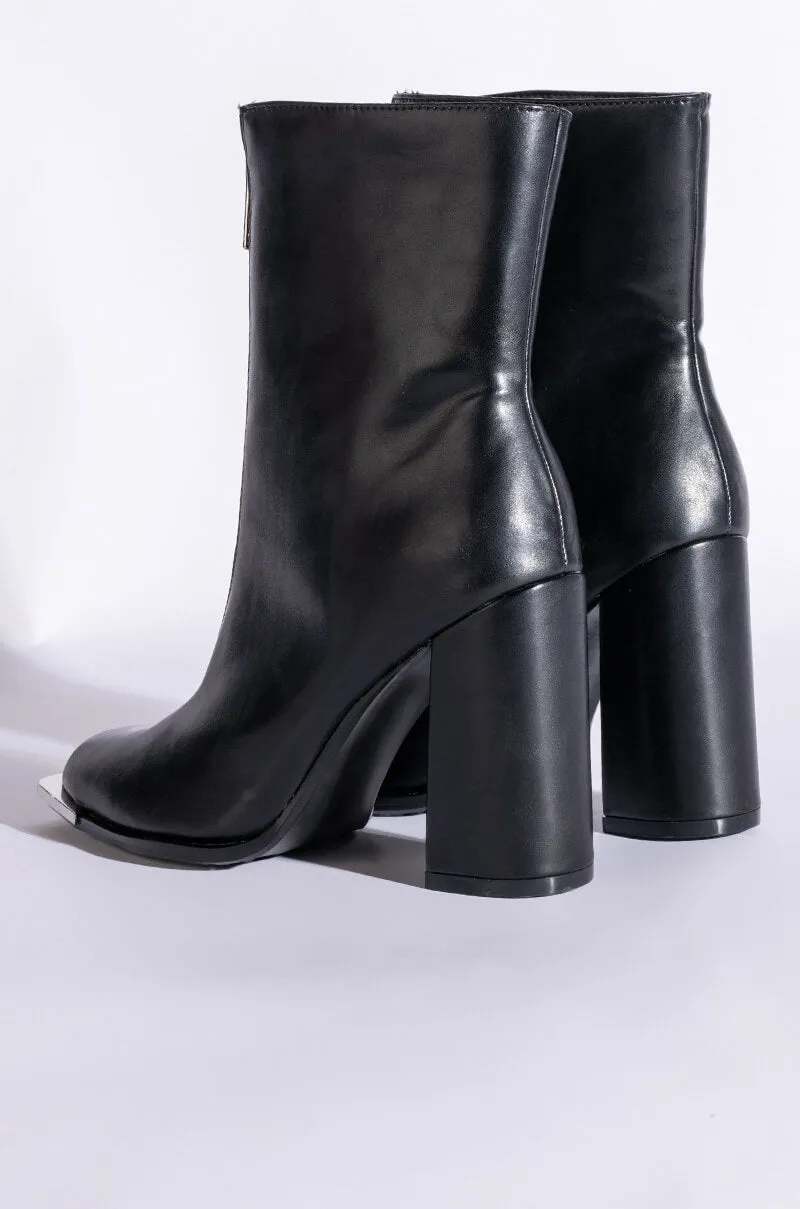 AZALEA WANG FRESCO ZIP CHUNKY BOOT IN BLACK